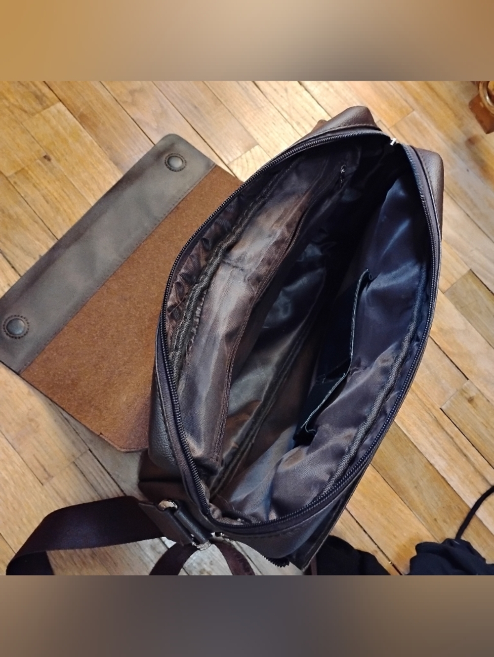 Kangaroo Kingdom Brown Leather Mens Messenger Bag. - Picture 8 of 12